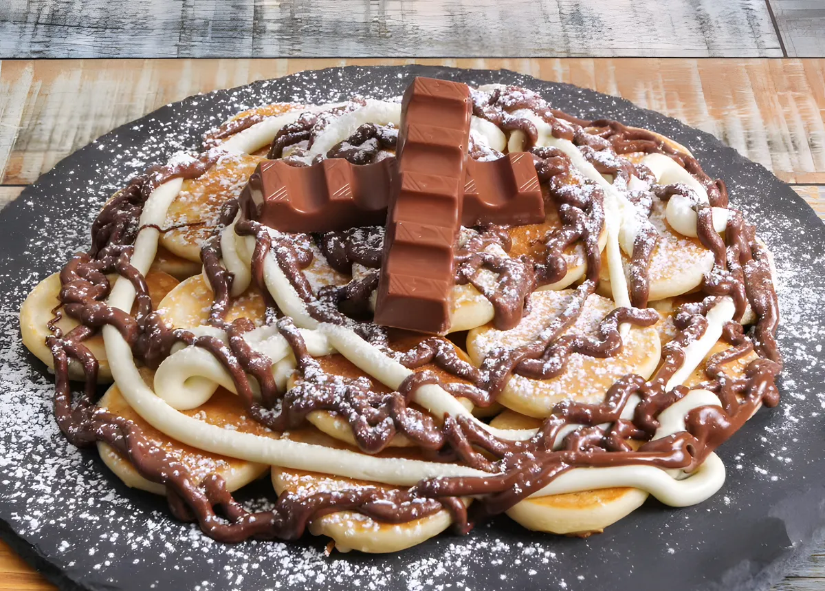 Mini pancakes con Kinder, cioccolato e crema bianca