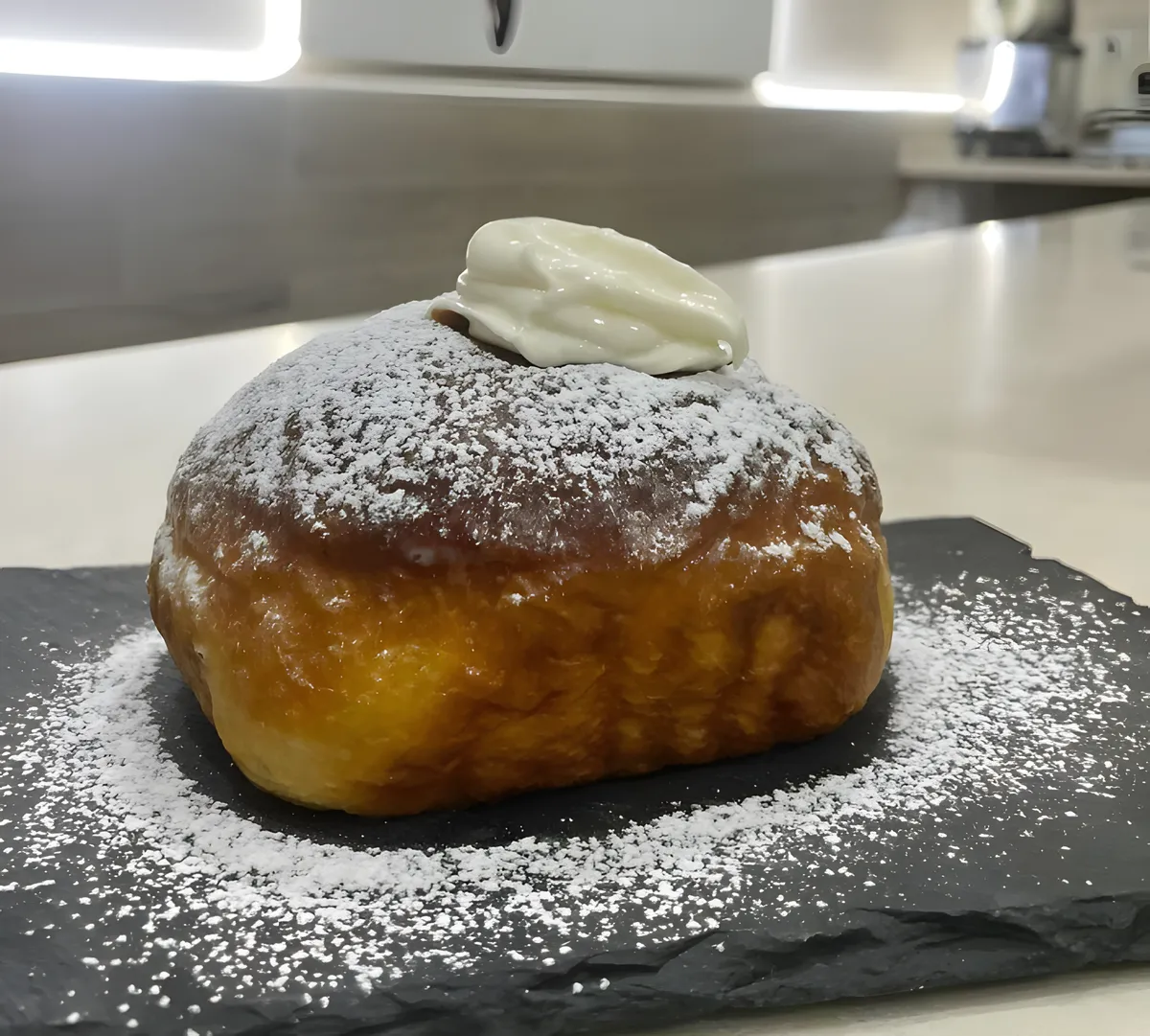 Morbidello con zucchero a velo e crema